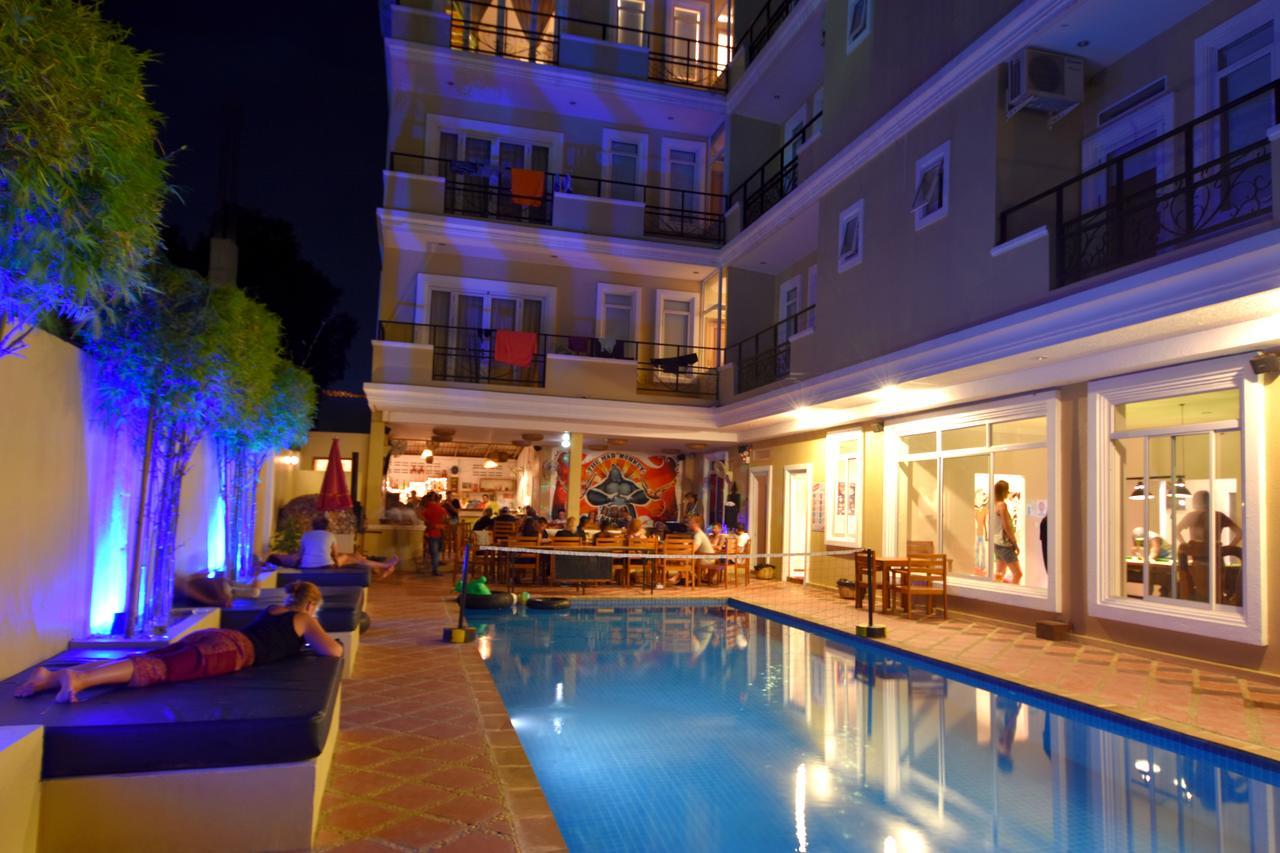 Mad Monkey Hostel Kampot (Adults Only) Bagian luar foto
