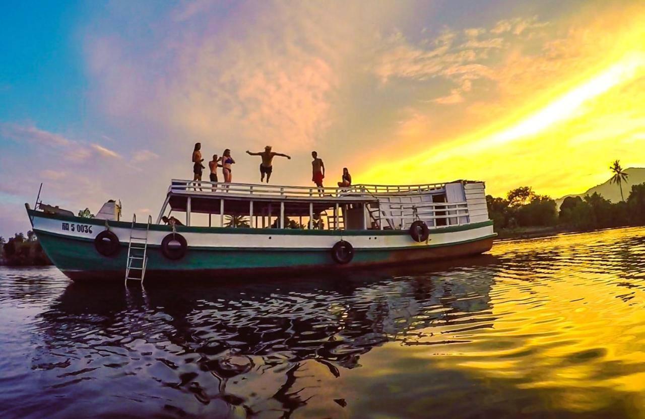 Mad Monkey Hostel Kampot (Adults Only) Bagian luar foto