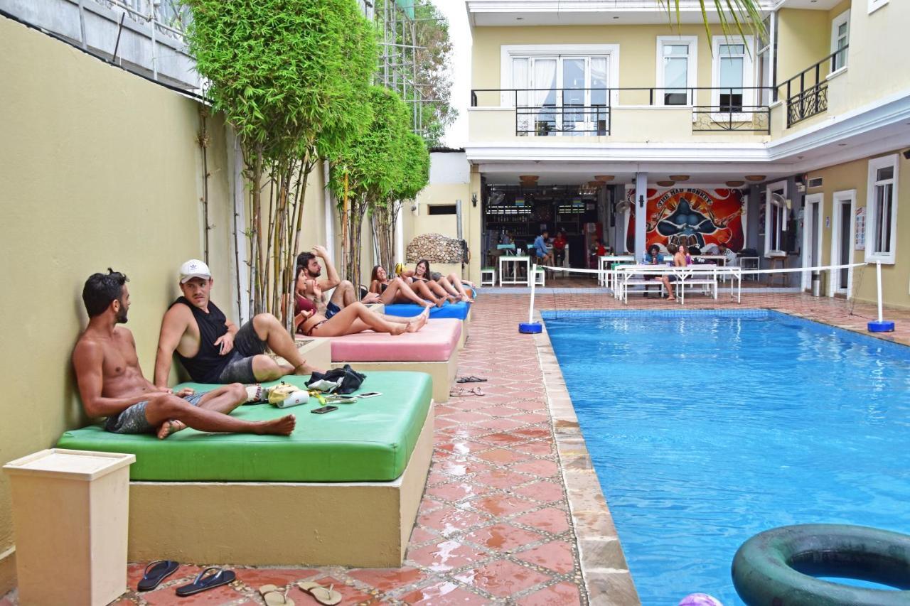 Mad Monkey Hostel Kampot (Adults Only) Bagian luar foto