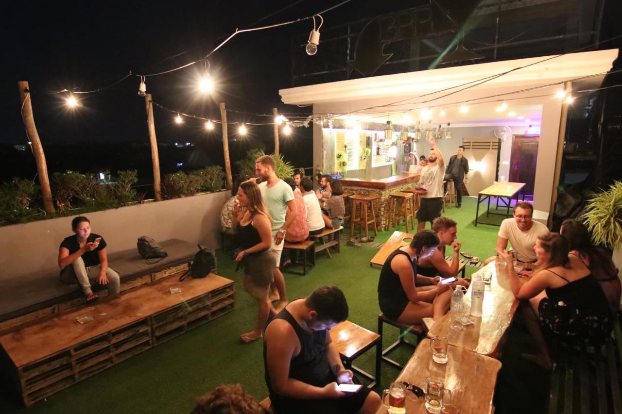 Mad Monkey Hostel Kampot (Adults Only) Bagian luar foto